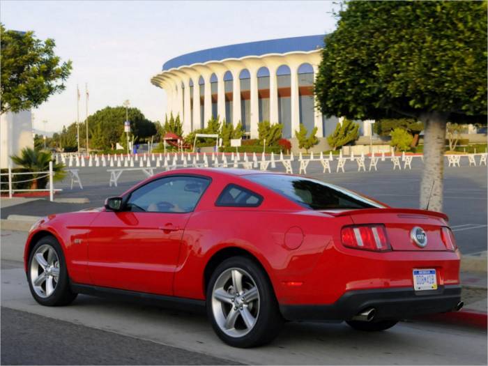 Ford Mustang (Галерея фото: Автомобили)